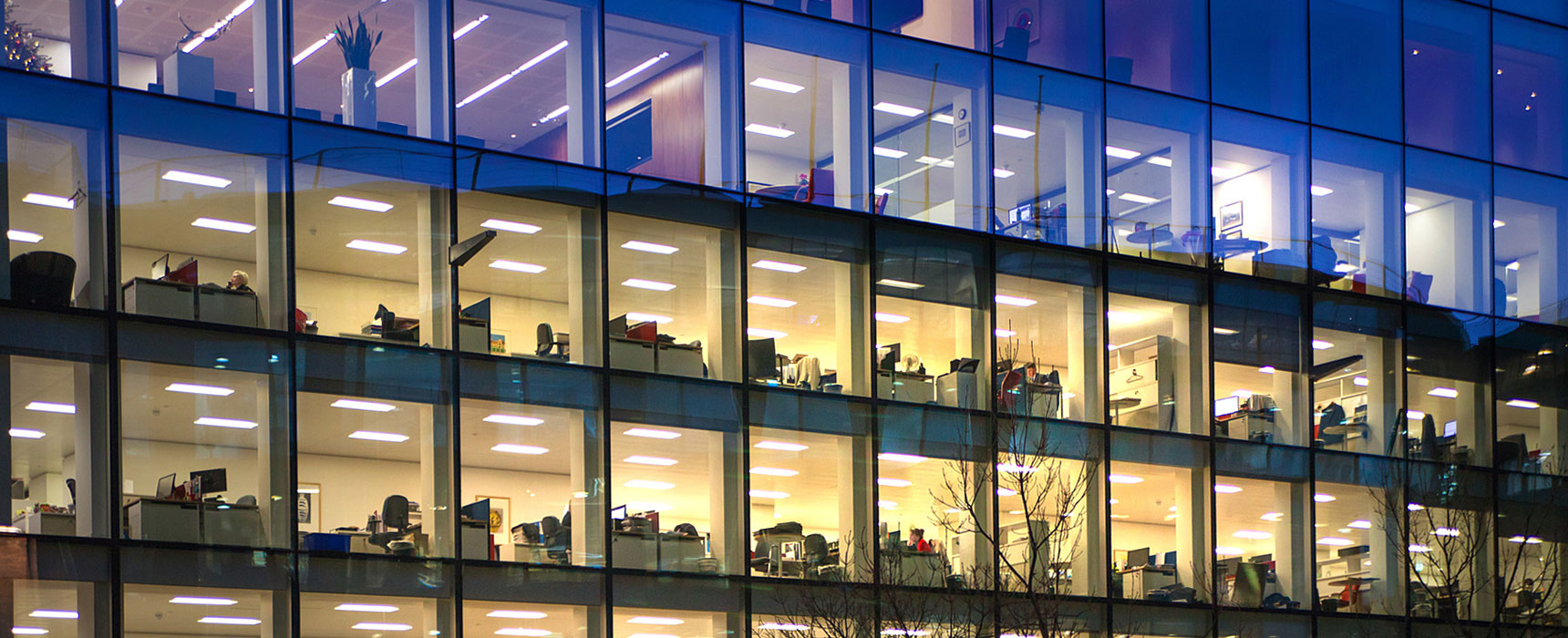 Hell erleuchtetes Bürogebäude