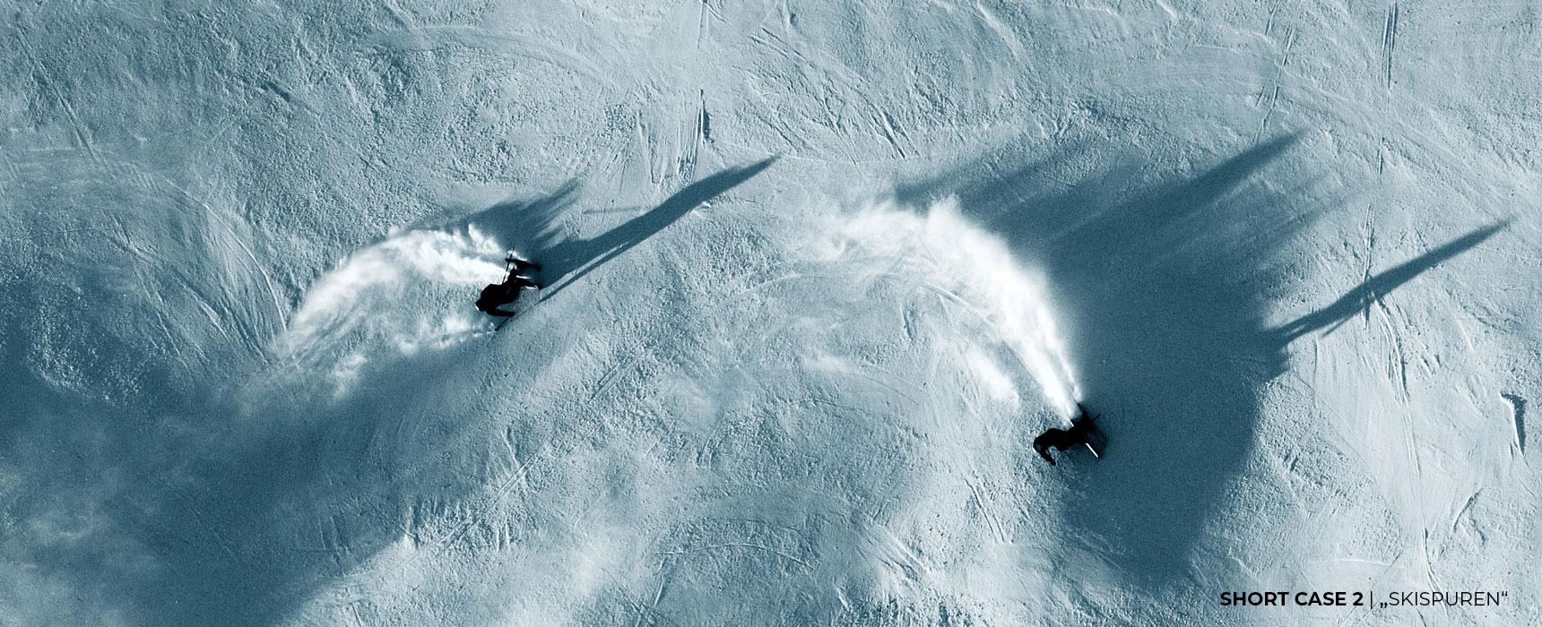 Carving-Skifahrer mit Skispuren von oben