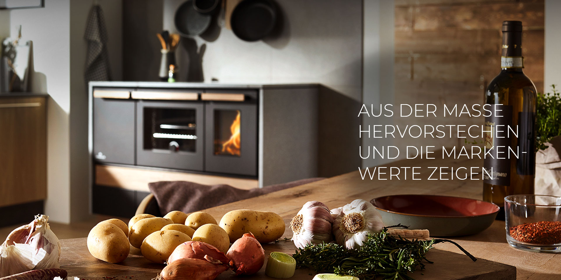 Foto des Lohberger-Ofens "Dachstein" in einer Küche: aus der Masse hervorstechen und die Markenwerte zeigen